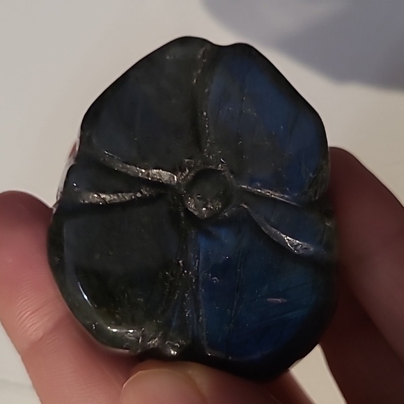 Labradorite fish and flower crystal carving - Picture 2 of 2